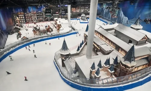 The world’s largest Indoor Ski Resort